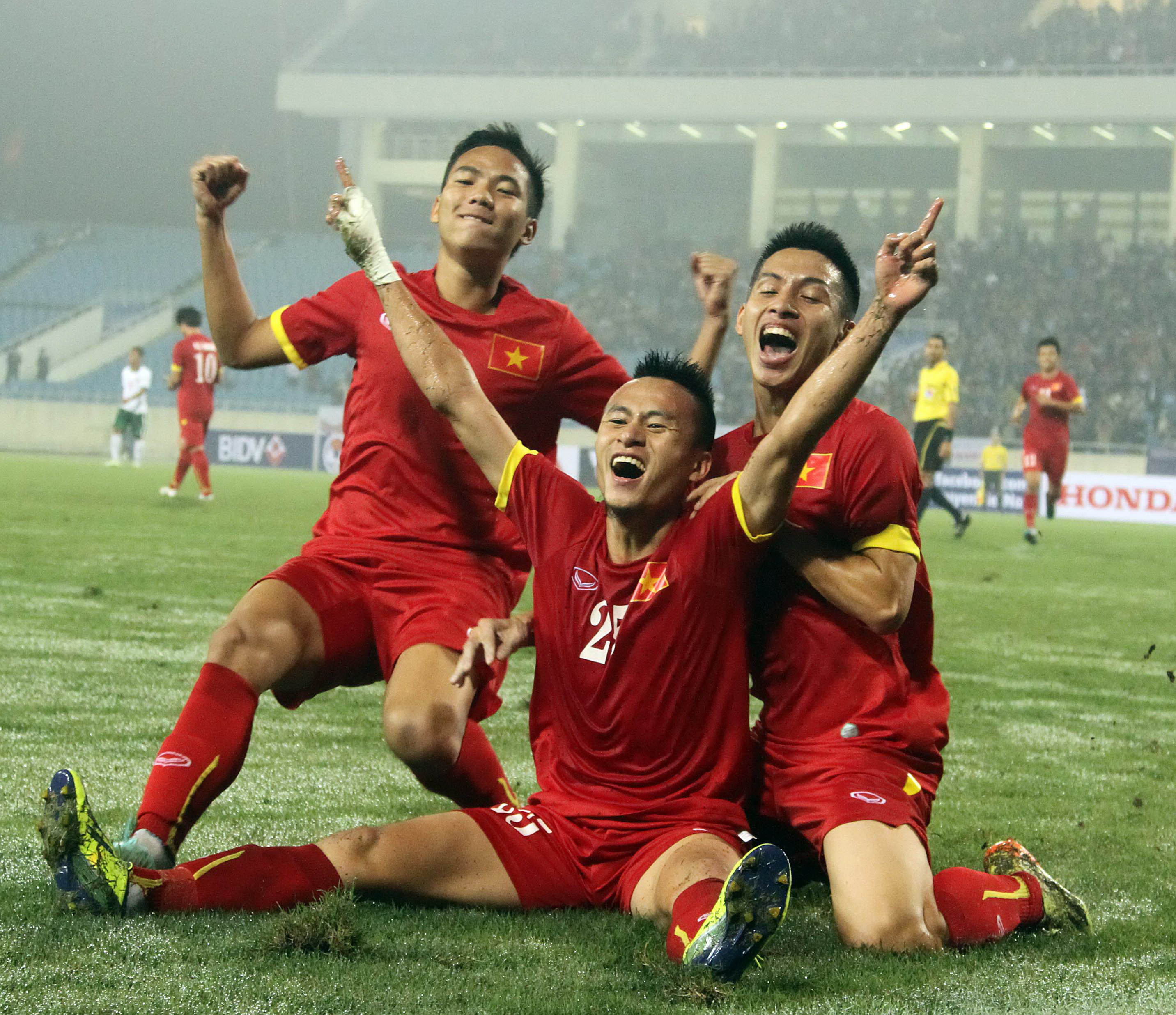 Huy Toàn (giữa) sau bàn thắng cuối trậnẢnh: Hải Anh