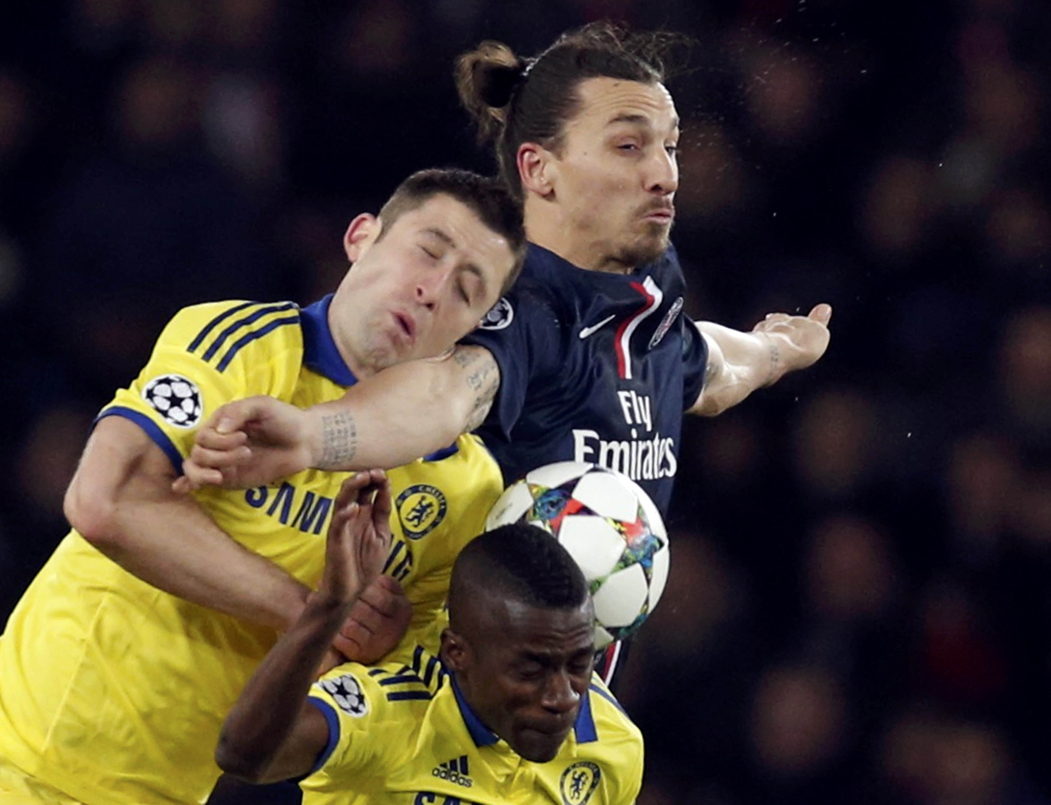 Cuộc tái đấu giữa Ibrahimovic (phải) và hàng thủ Chelsea sẽ rất quyết liệtẢnh: REUTERS