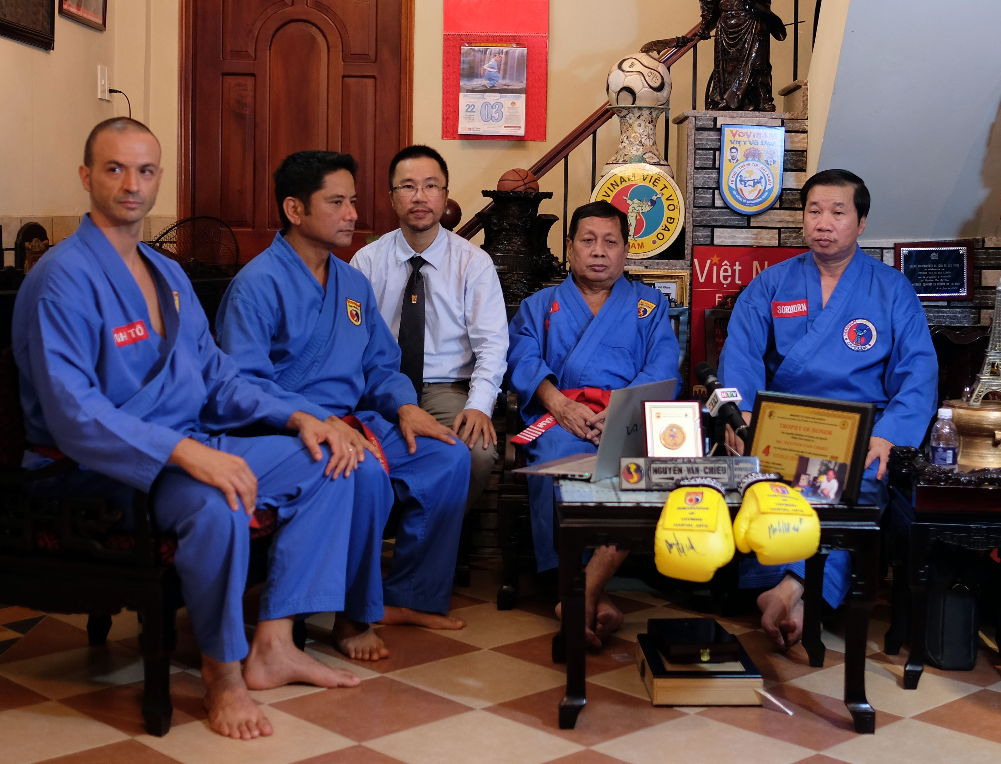 Đạo diễn Ace Cruz (thứ hai từ trái sang) làm việc với võ sư Nguyễn Văn Chiếu và bá tước Rat Sakhorn (bìa phải)