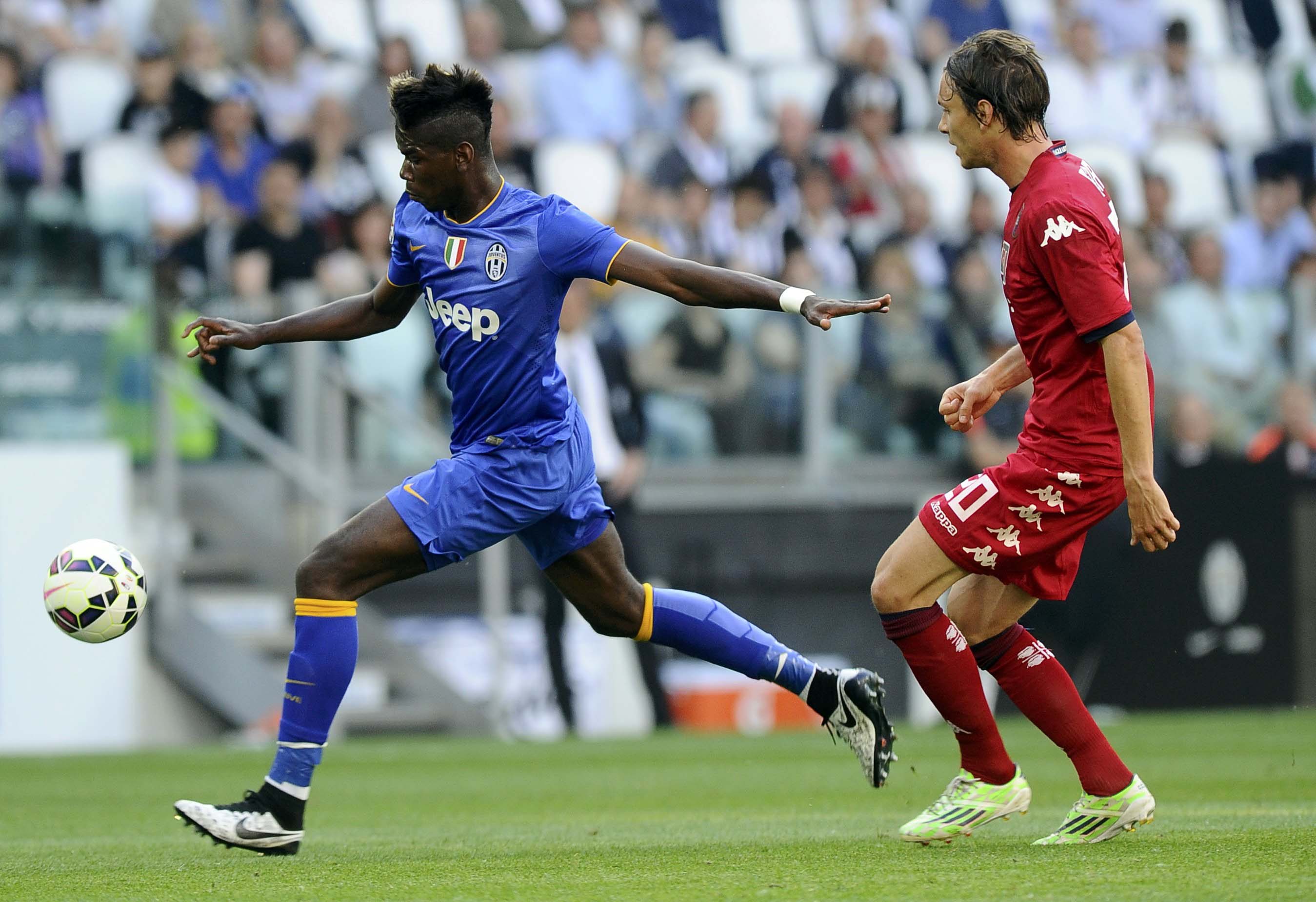 Pogba (trái) là tiền vệ trung tâm được săn đón nhất hiện nay
Ảnh: REUTERS