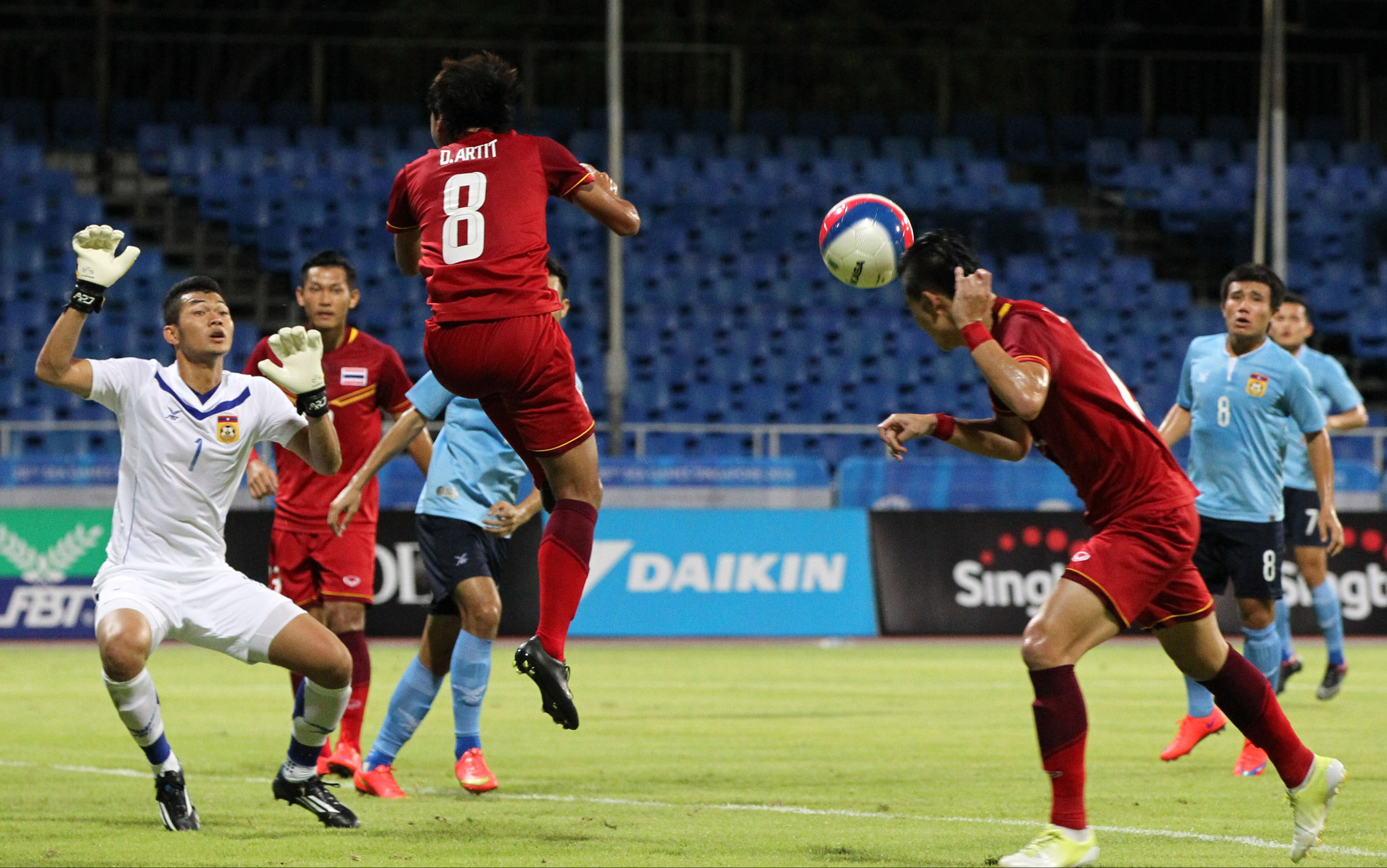 Narubadin Weerawatnodom (phải) mở tỉ số cho U23 Thái Lan
Ảnh: REUTERS