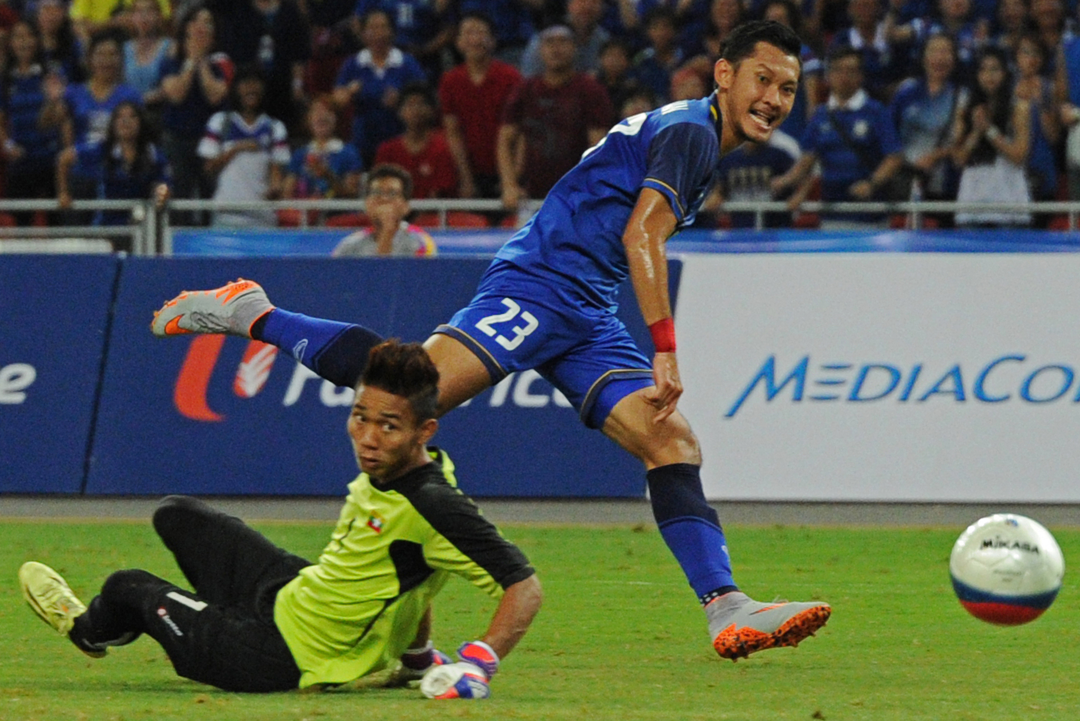Pombubpha Chananan trong pha ghi bàn thứ hai cho U23 Thái LanẢnh: REUTERS