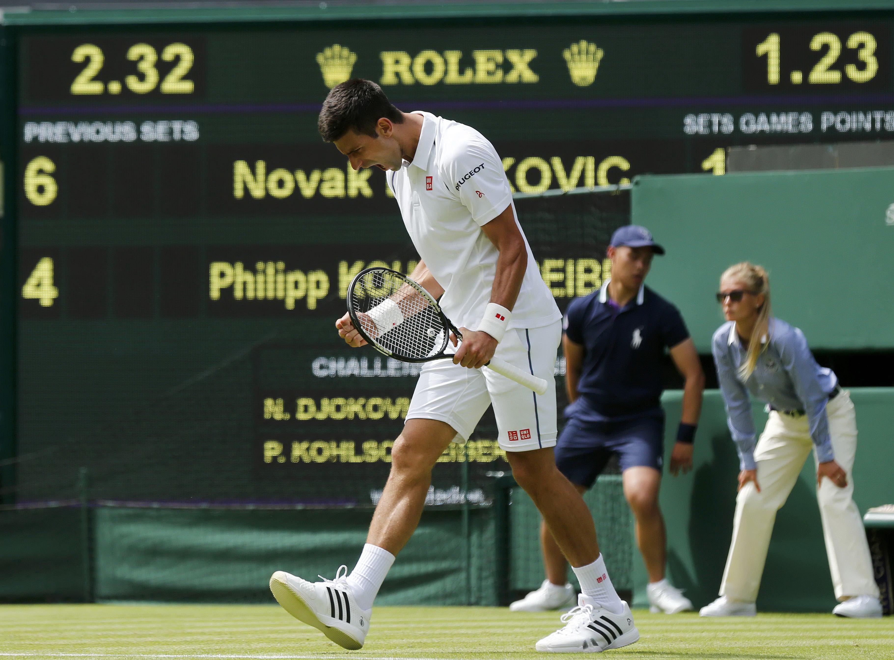 Djokovic vui mừng sau khi vượt qua đối thủ khá khó chịu Kohlschreiber ở vòng 1 tối 29-6 Ảnh: REUTERS