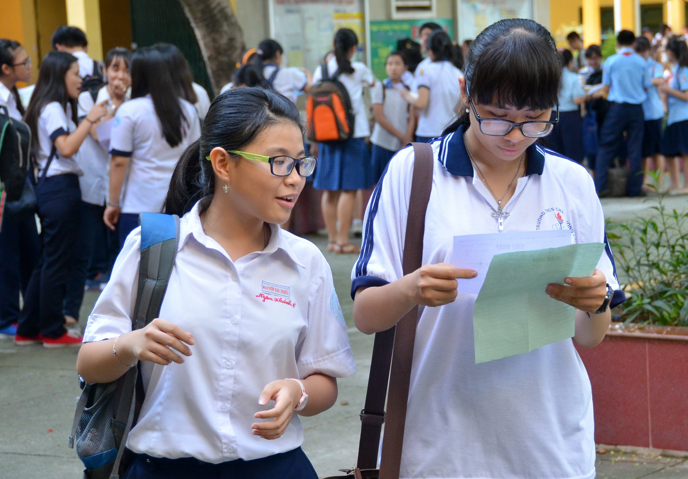 Học sinh trao đổi sau môn thi ngoại ngữ vào lớp 10 tại TP HCM. Ảnh: Tấn Thạnh