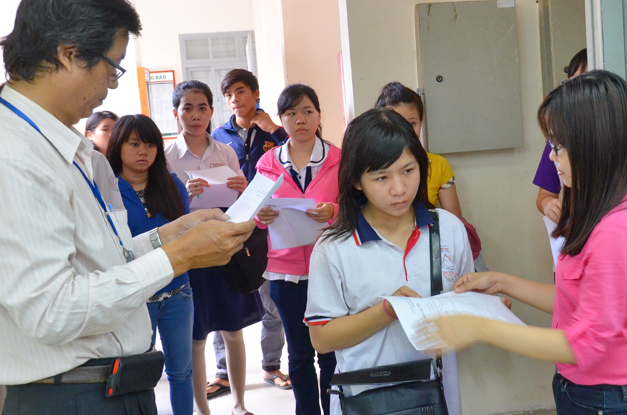 Th&iacute; sinh l&agrave;m thủ tục dự thi tại Trường ĐH S&agrave;i G&ograve;n