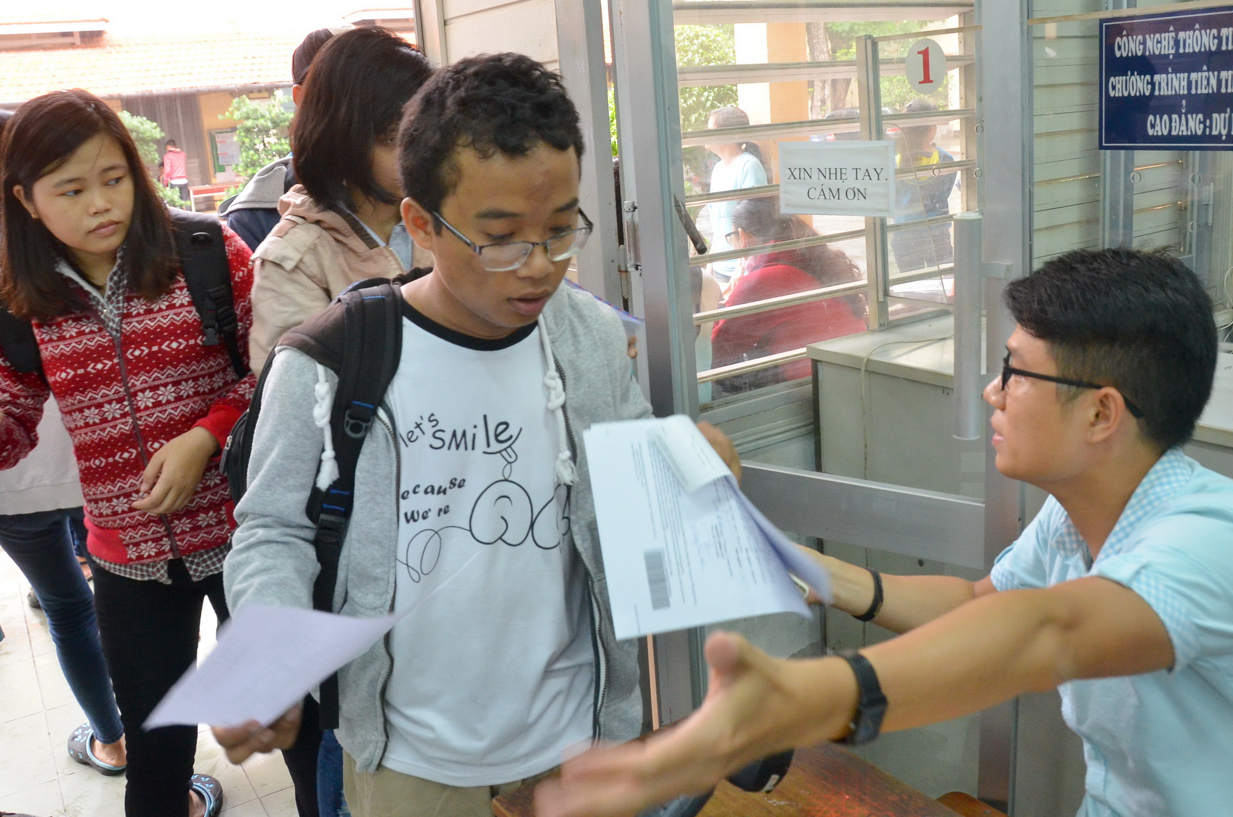 Th&iacute; sinh nộp hồ sơ x&eacute;ttuyển tại trường ĐH Khoa học Tự nhi&ecirc;n. Ảnh: T. Thạnh