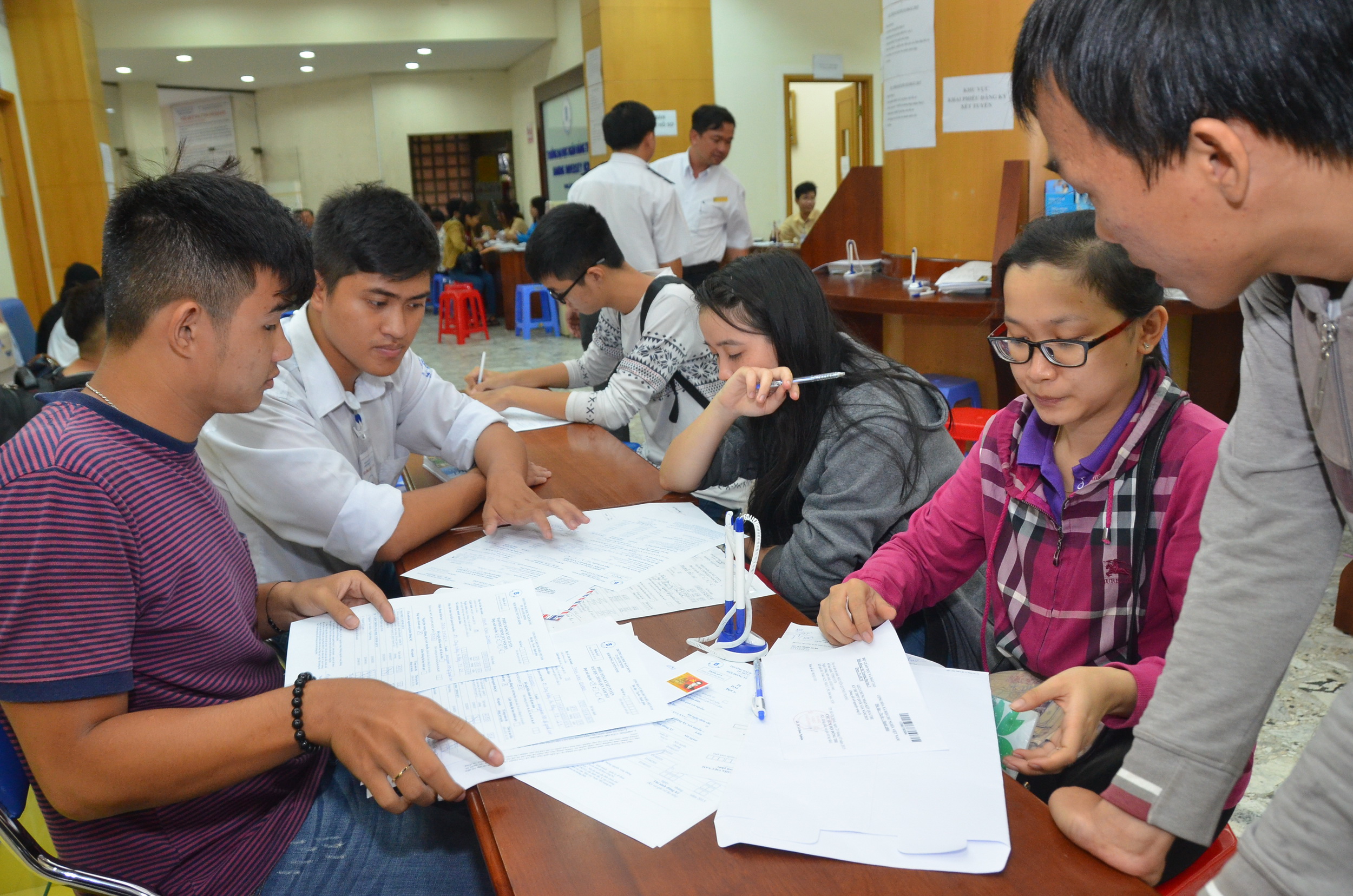 Th&iacute; sinh nộp hồ sơ x&eacute;t tuyển tại Trường ĐH Ng&acirc;n h&agrave;ng. Ảnh: T Thạnh