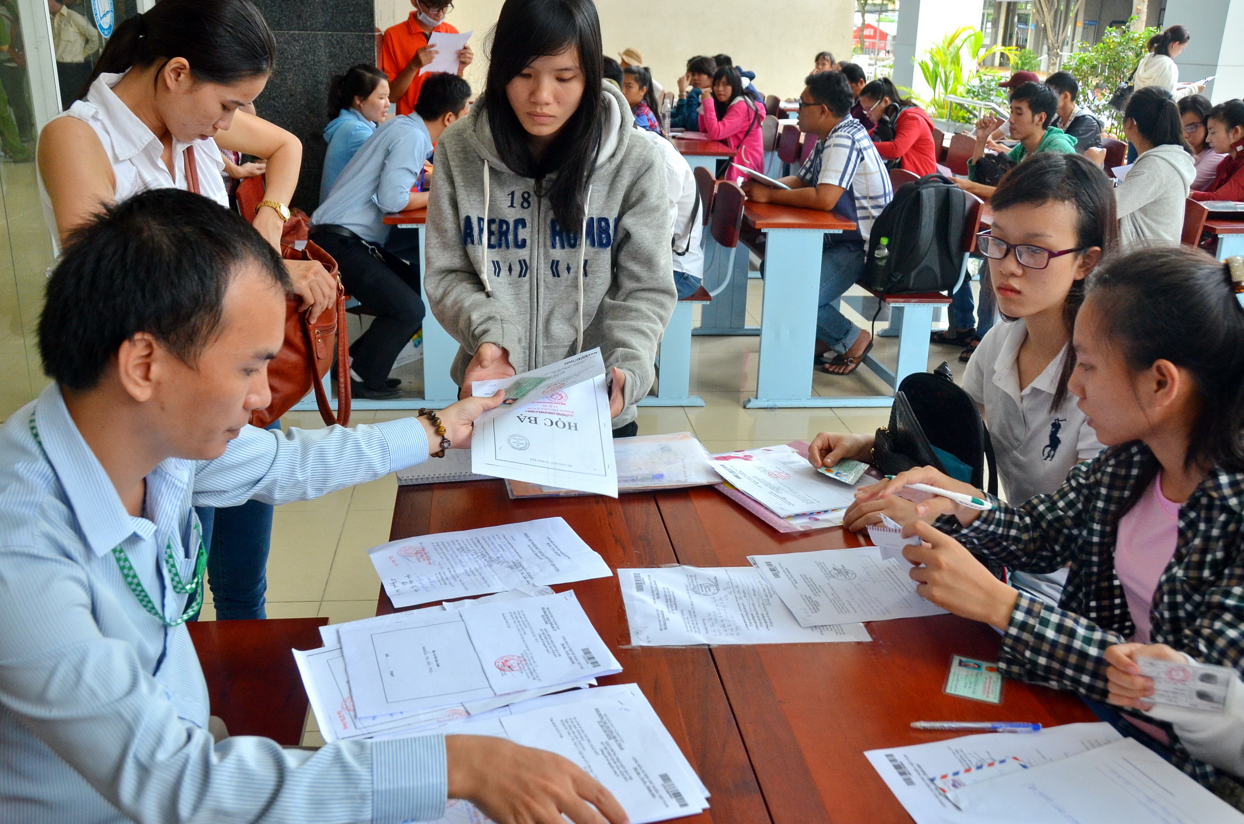 Th&iacute; sinh r&uacute;t hồ sơ tại trường ĐH Y Dược. Ảnh: T. Thạnh
