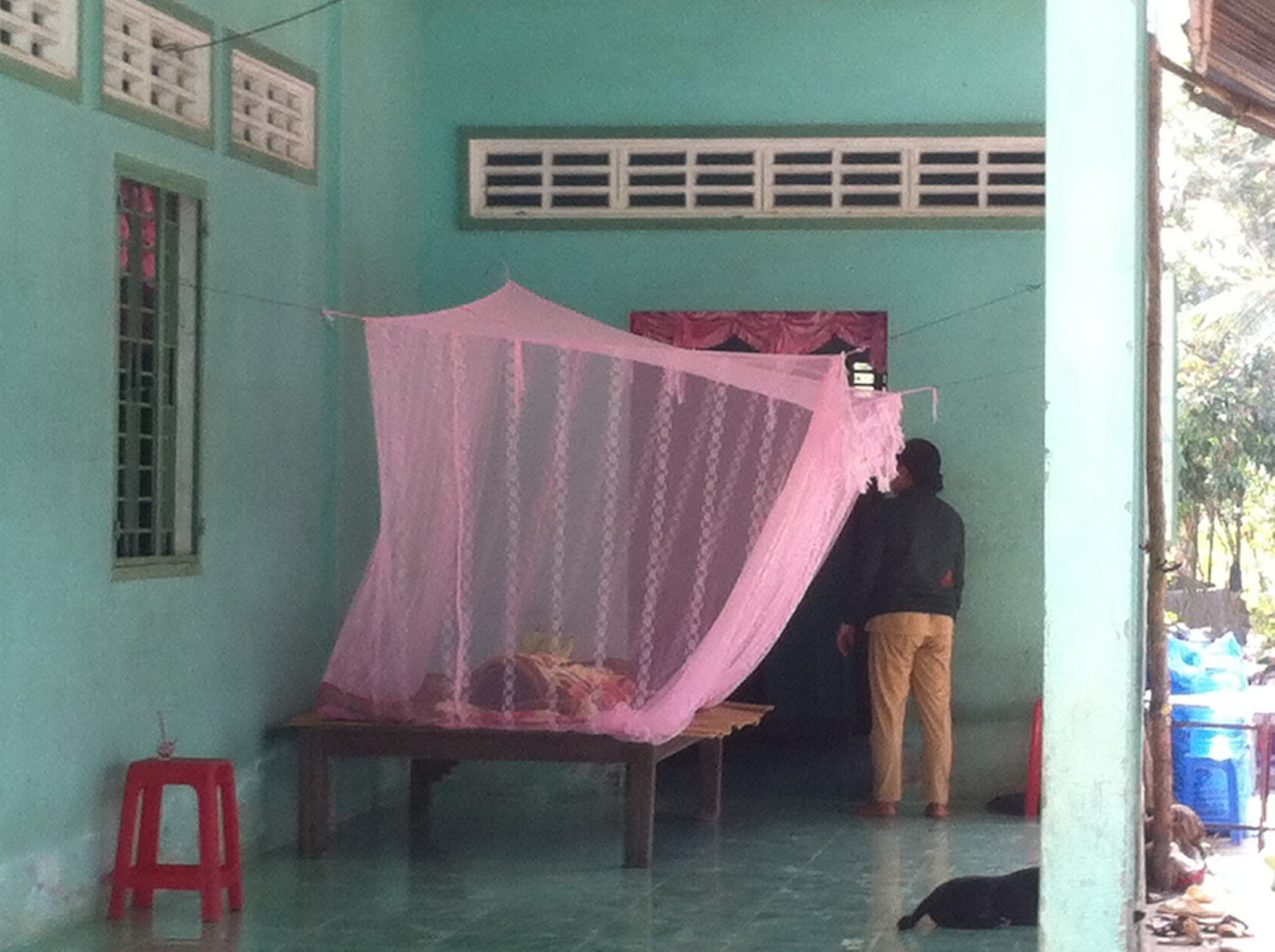 Thi thể của Trung được đặt trong m&ugrave;ng