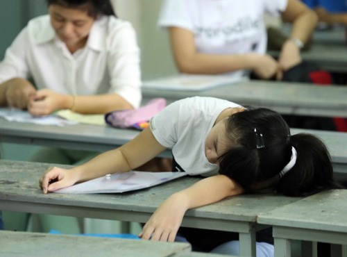 Nộp bài thi xong, thí sinh bất ngờ ngất xỉu
