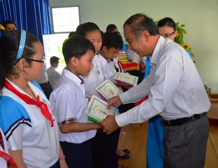 &Ocirc;ng Vương Phước Thiện, Trưởng Ban Tuy&ecirc;n gi&aacute;o LĐLĐ TP HCM trao học

bổng cho c&aacute;c em học sinh