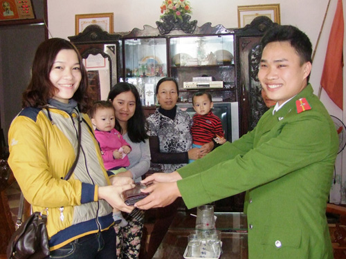 Thiếu úy công an trả lại chiếc ví cho người đánh rơi
