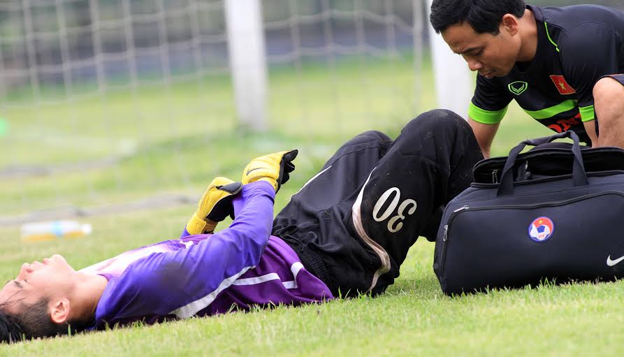 Thủ môn Hoài Anh cũng bị đau trong buổi tập chiều 26-2