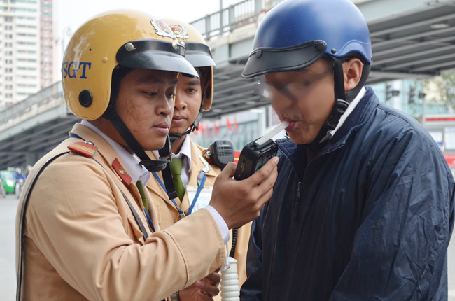 CSGT H&agrave; Nội tiến h&agrave;nh đo nồng độ cồn một người điều khiển phương tiện tham gia giao th&ocirc;ng