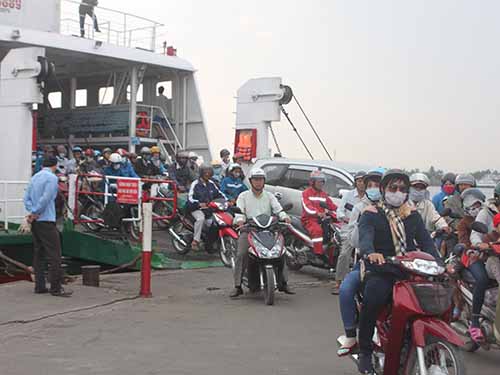 Đông nhưng không quá tải