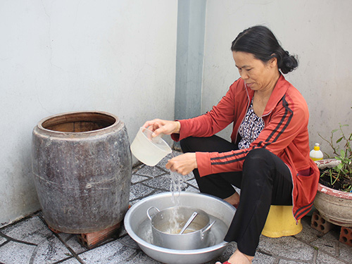 Sinh hoạt đảo lộn vì cúp nước
