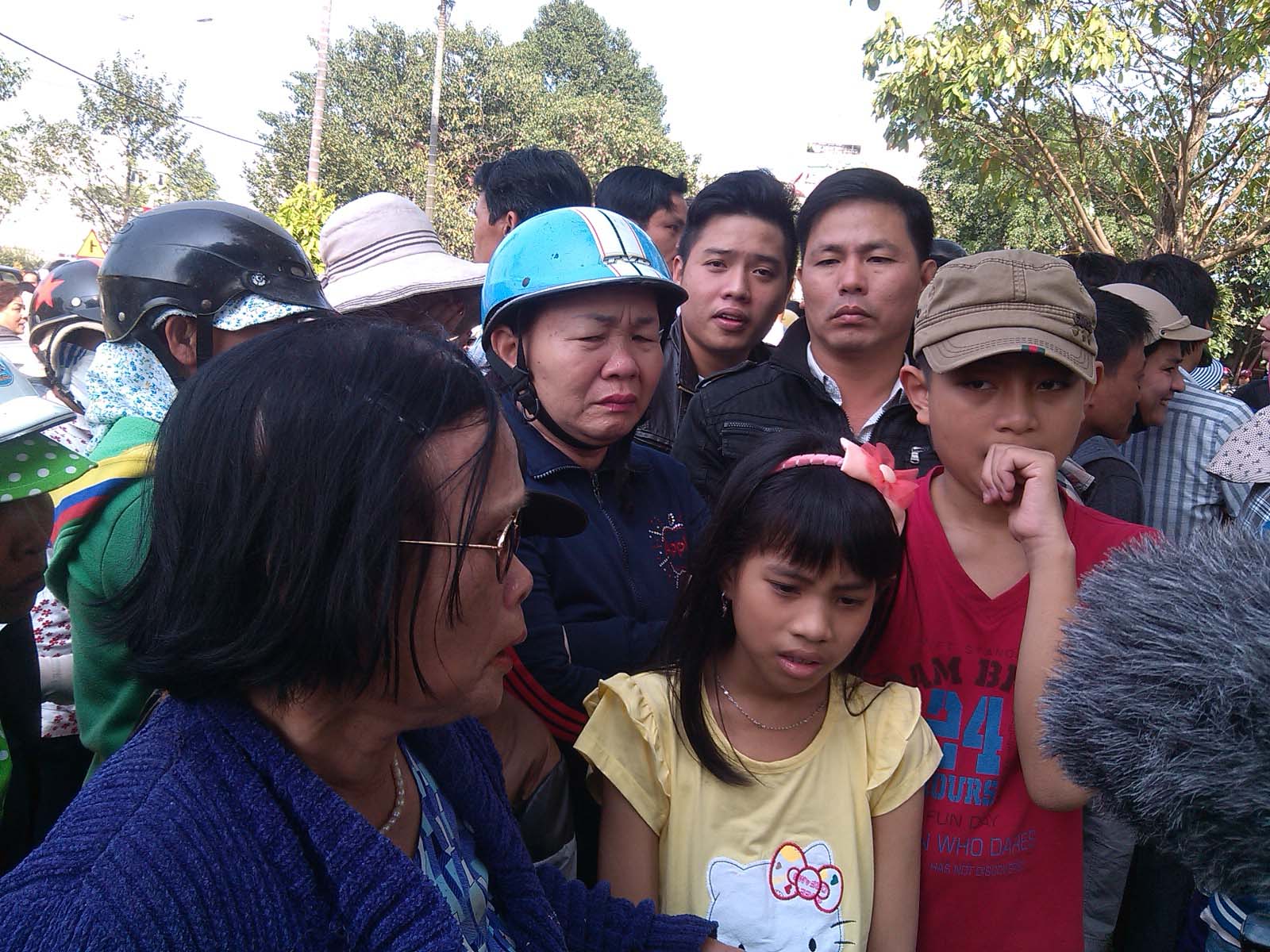 Nhiều người d&acirc;n bật kh&oacute;c, chờ được v&agrave;o thăm &ocirc;ng Nguyễn B&aacute; Thanh lần cuốiẢnh: Ho&agrave;ng Dũng