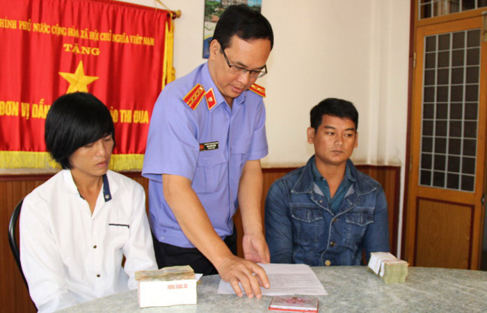 Hai trong số 7 thanh niên bị oan sai ở Sóc Trăng làm thủ tục nhận tiền bồi thườngẢnh: PHẠM CÔNG