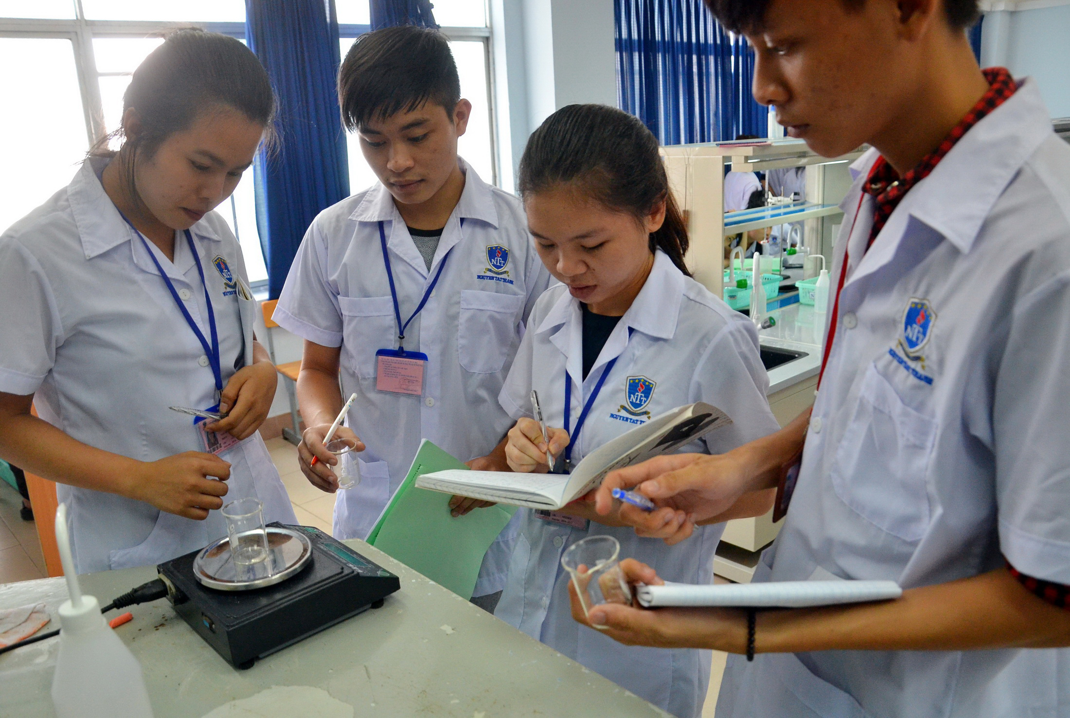 Sinh viên Trường ĐH Nguyễn Tất Thành (TP HCM) trong giờ thực hành Ảnh: TẤN THẠNH