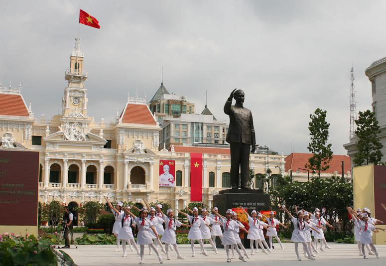 Tượng đ&agrave;i Chủ tịch Hồ Ch&iacute; Minh uy nghi m&agrave; th&acirc;n thiếtẢnh: HO&Agrave;NG TRIỀU