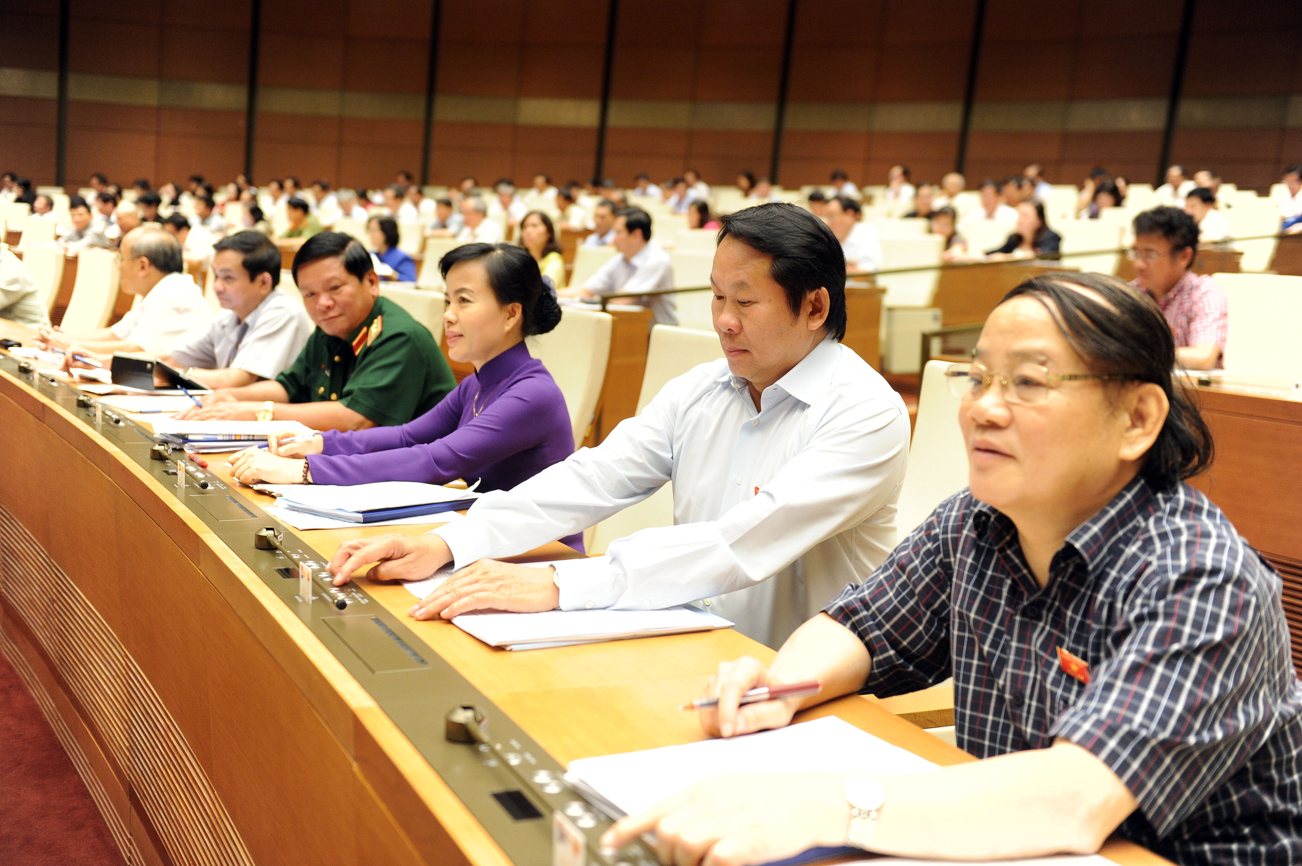 Đại biểu bấm n&uacute;t th&ocirc;ng qua Luật MTTQ Việt Nam (sửa đổi)Ảnh: Thắng Long
