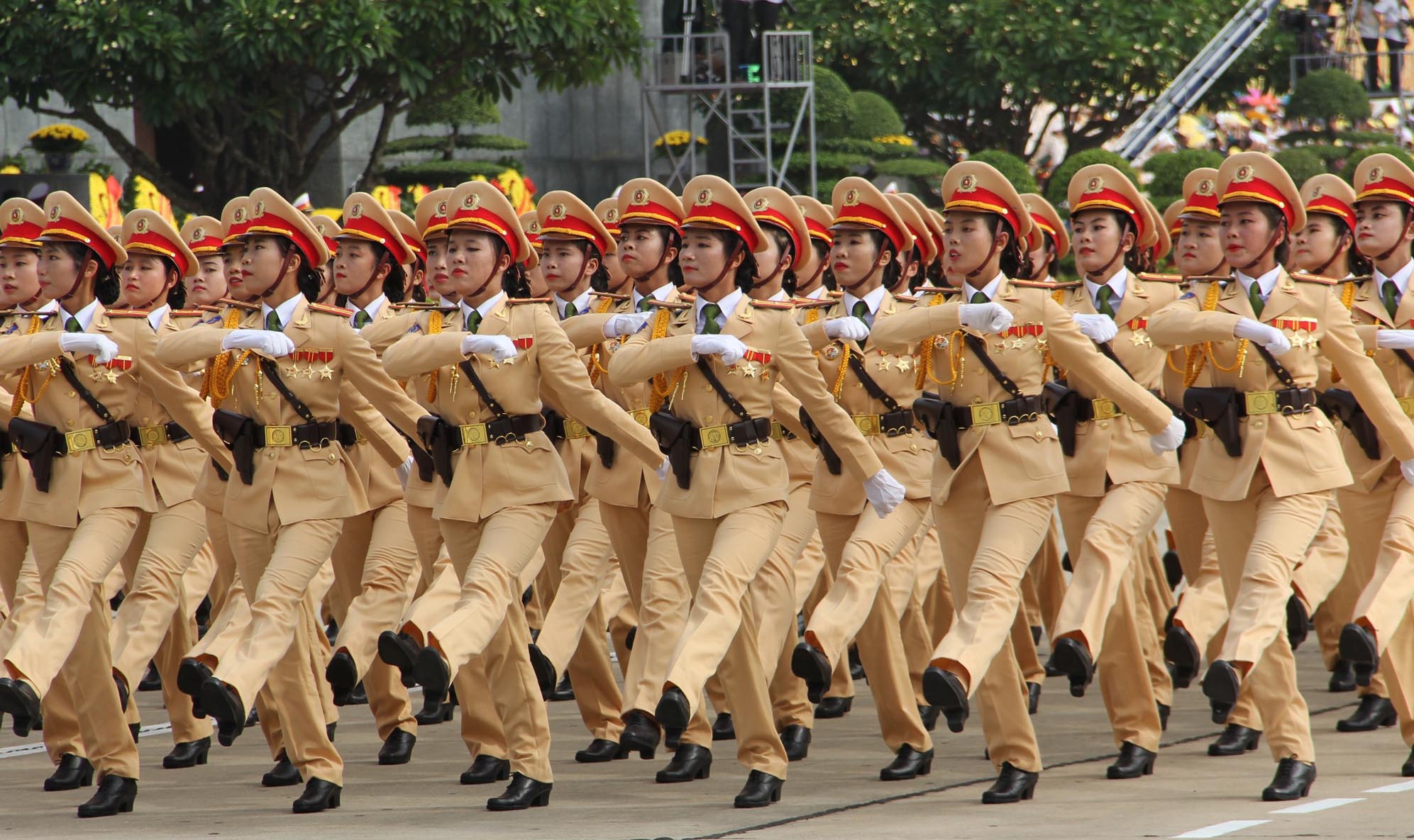 Diễu binh chào mừng 70 năm Cách mạng Tháng Tám và Quốc khánh 2-9Ảnh: NGUYỄN HƯỞNG