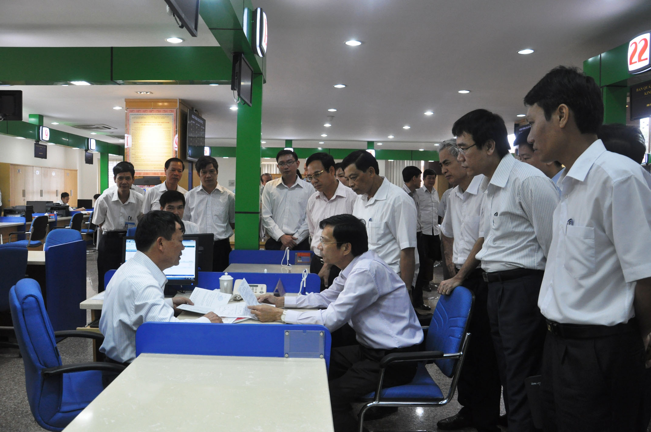 Mô hình nhất thể hóa triển khai có hiệu quả tại tỉnh Quảng Ninh. Trong ảnh: Cán bộ, công chức của Trung tâm Hành chính công tỉnh Quảng Ninh trong giờ làm việc
Ảnh:
BẢO TRÂN