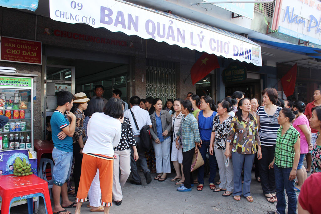 Người dân kéo đến Ban Quản lý chợ Đầm phản đối việc phá bỏ chợ