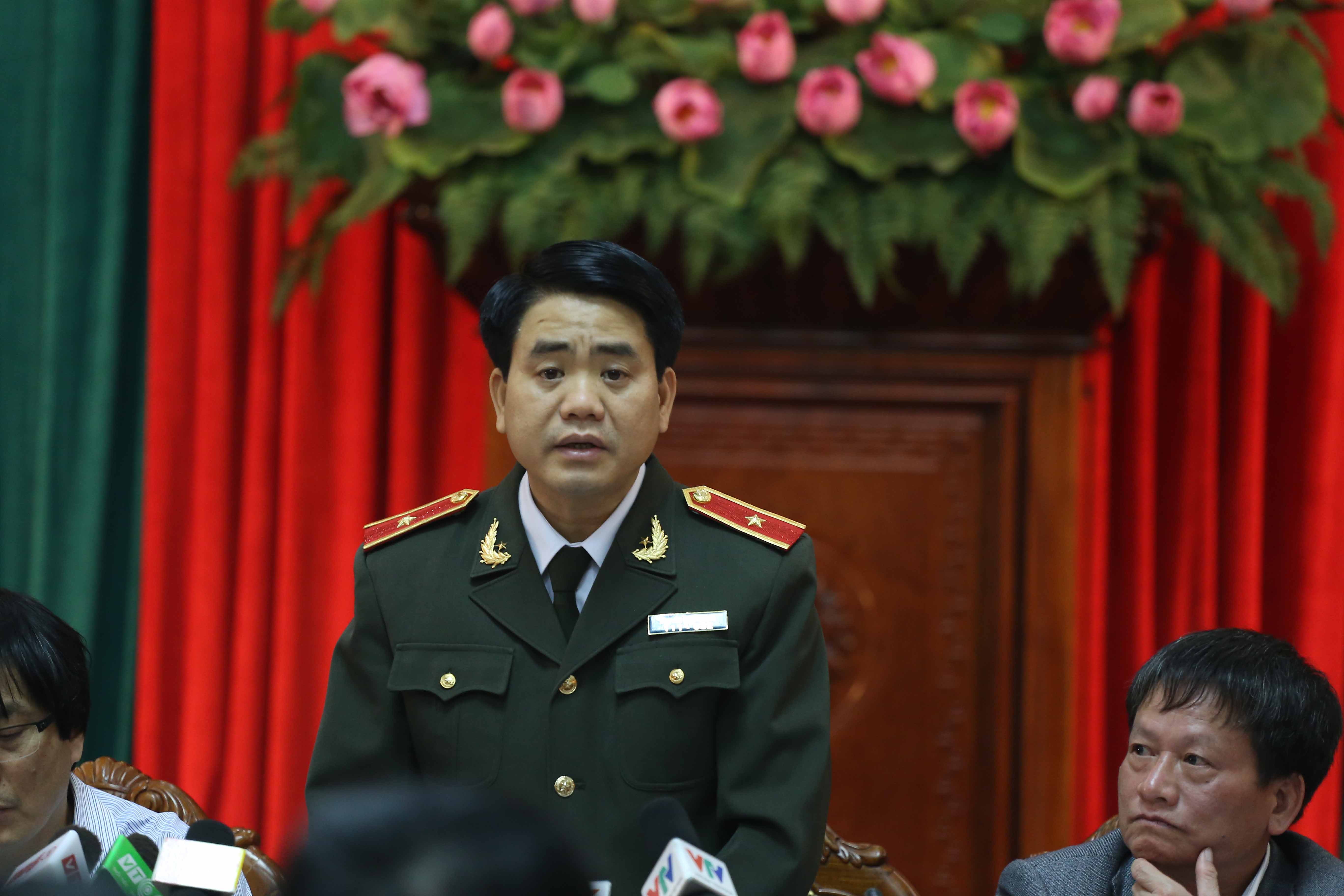 Thiếu tướng Nguyễn Đức Chung n&oacute;i về nh&oacute;m người mặc &aacute;o in d&ograve;ng chữ &ldquo;DLV...&rdquo; tại buổi họp b&aacute;o