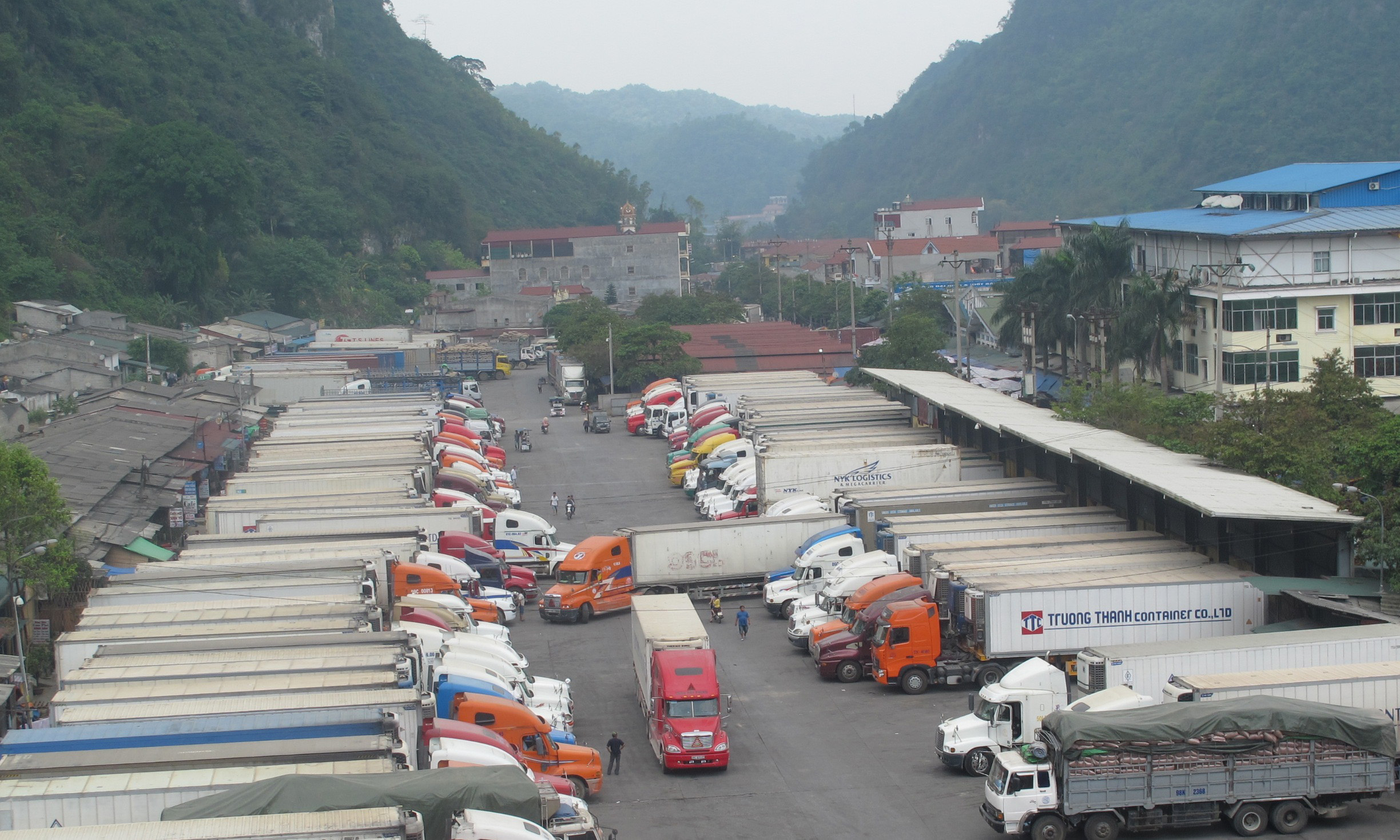 Xe chở n&ocirc;ng sản &ugrave;n ứ t&agrave;i cửa khẩu T&acirc;n Thanh (tỉnh Lạng Sơn)  Ảnh: Văn Duẩn
