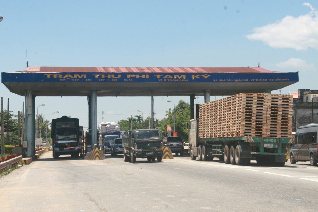 Trưa 26-6, Trạm thu ph&iacute; Tam Kỳ vẫn thu ph&iacute; c&aacute;c phương tiện d&ugrave; sai quy định