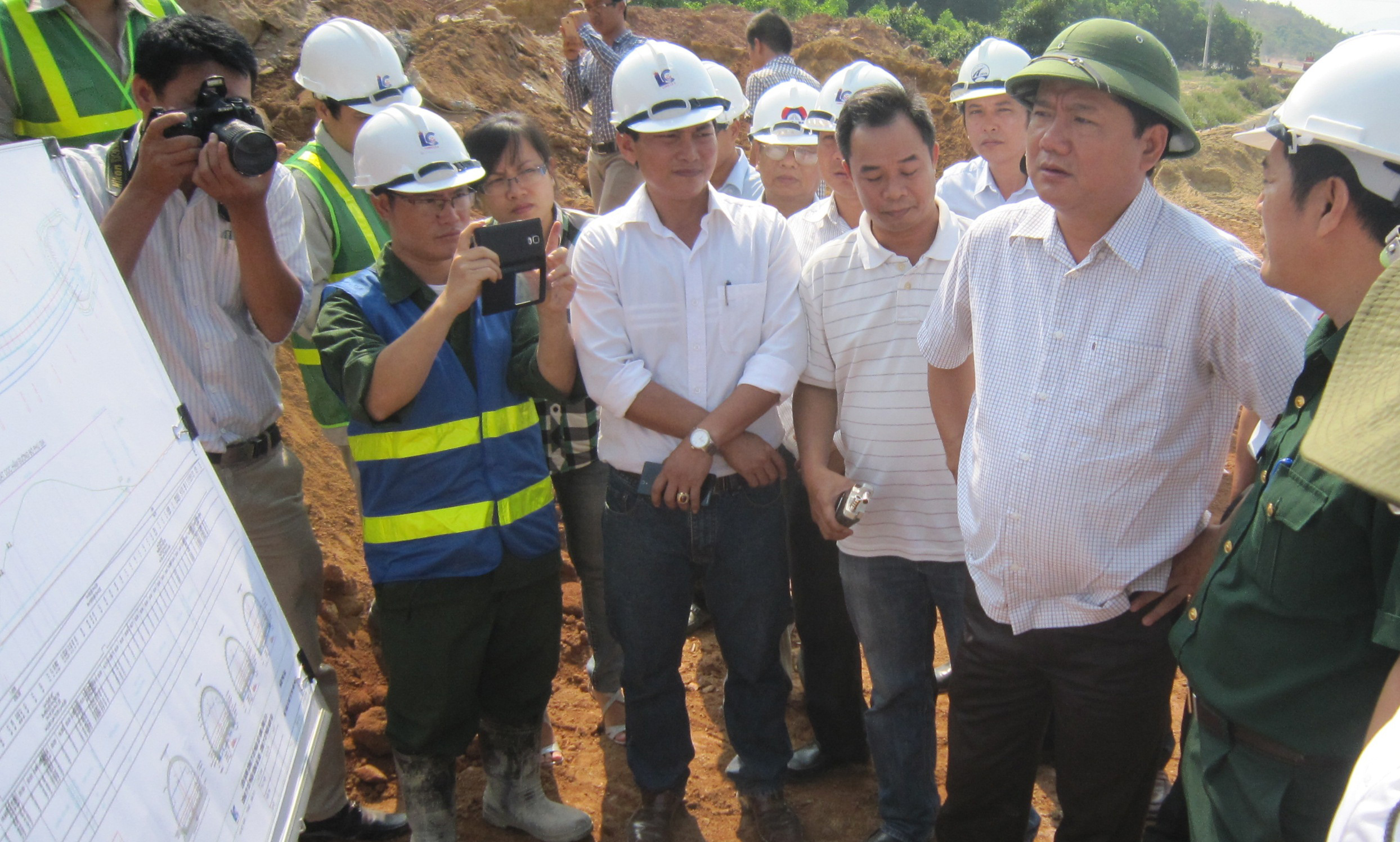 Bộ trưởng Đinh La Thăng kiểm tra tại hầm Ph&uacute; Gia