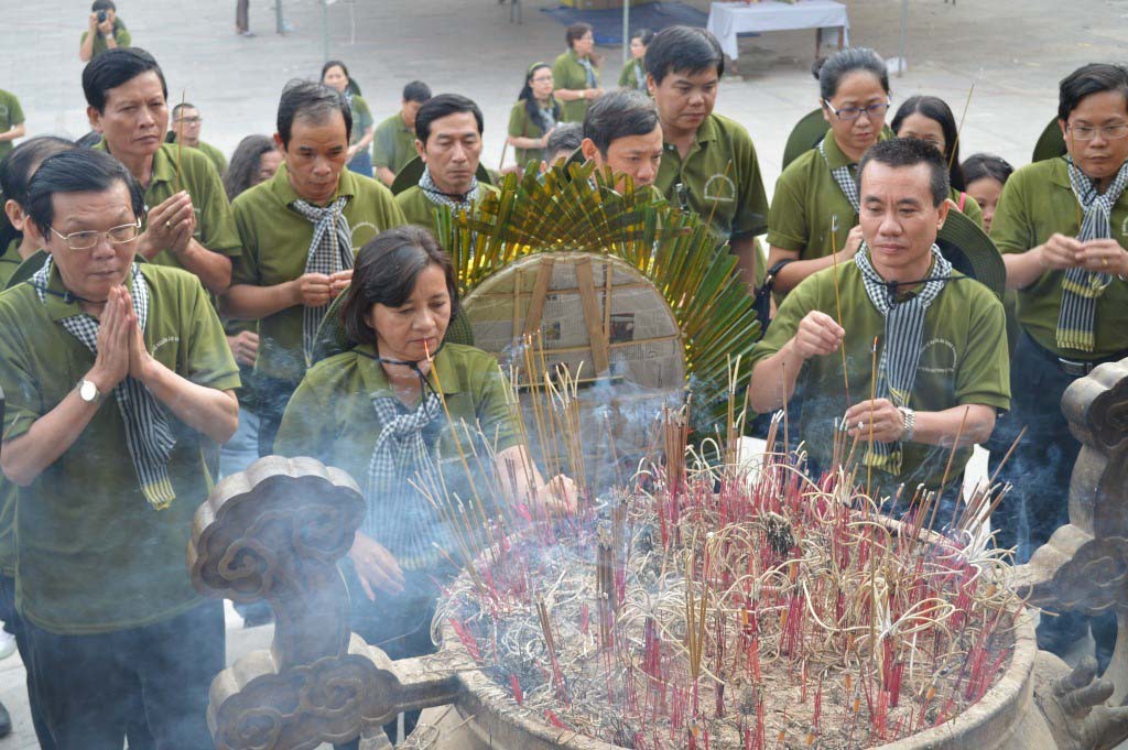 Trưởng Ban Tuyên giáo Thành ủy TP HCM - bà Thân Thị Thư - cùng đoàn dâng hương tại Nghĩa trang Trường Sơn
Ảnh:
CAO NGUYÊN