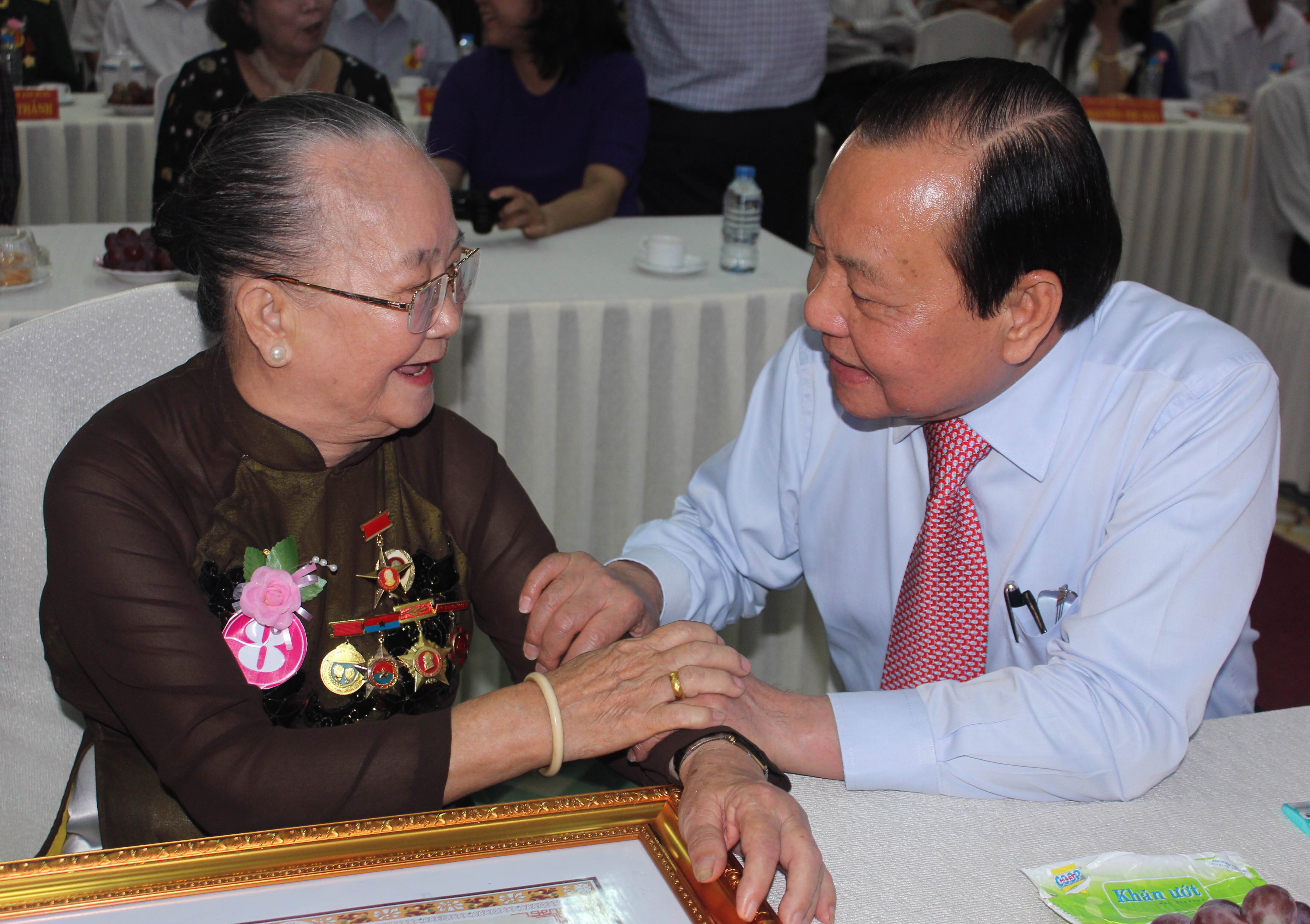 B&iacute; thư Th&agrave;nh ủy TP L&ecirc; Thanh Hải thăm hỏi Mẹ Việt Nam Anh h&ugrave;ng Nguyễn Thị Hữu T&agrave;i (ngụ phường 6, quận 4)Ảnh: PHAN ANH