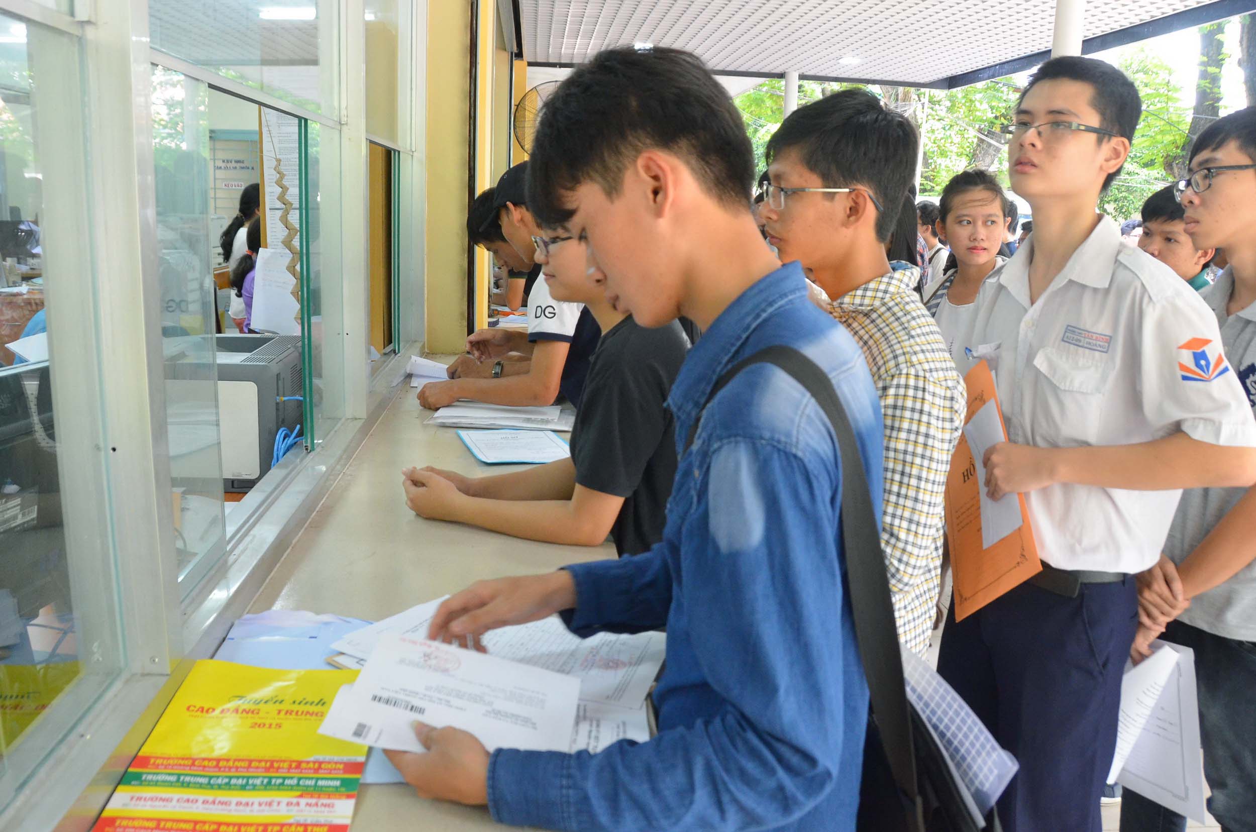 Thí sinh tại TP HCM nộp hồ sơ xét tuyển sáng 3-8Ảnh: Tấn Thạnh