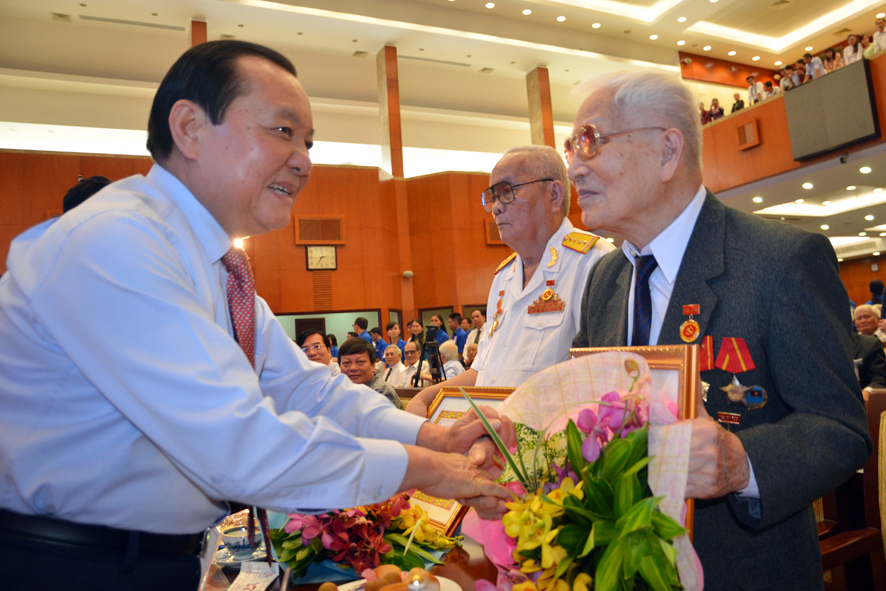 Ủy vi&ecirc;n Bộ Ch&iacute;nh trị, B&iacute; thư Th&agrave;nh ủy TP HCM L&ecirc; Thanh Hải trao 
Huy hiệu 70 năm tuổi Đảng cho c&aacute;c đảng vi&ecirc;n          Ảnh: PHAN ANH