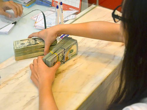 Hết thời gom USD