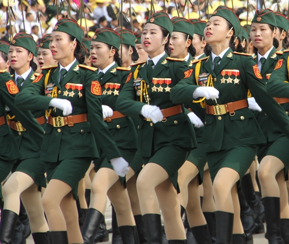 Trong bộ qu&acirc;n phục, c&aacute;c nữ qu&acirc;n nh&acirc;n xinh đẹp, mạnh mẽ v&agrave; duy&ecirc;n d&aacute;ng khiến ai cũng phải ngo&aacute;i nh&igrave;n