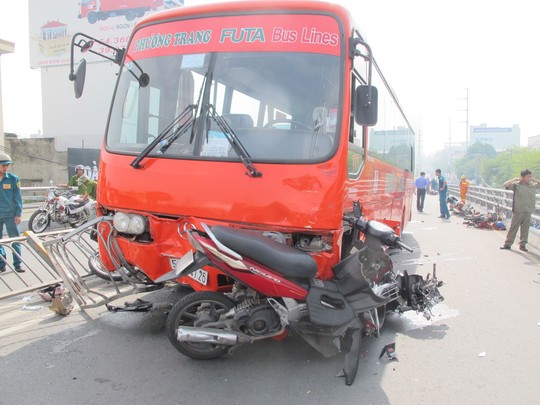 Nhiều xe Phương Trang chạy tốc độ cao