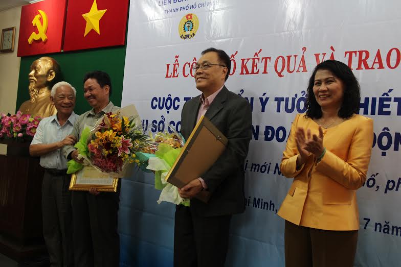 Bà Nguyễn Thị Thu, Chủ tịch LĐLĐ TP HCM, trao bằng khen cho 2 đơn vị đồng giải nhì