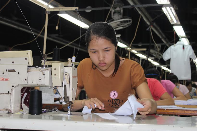 C&aacute;c th&iacute; sinh trong phần thi thực h&agrave;nh tại hội thi B&agrave;n tay v&agrave;ng ng&agrave;nh may quận G&ograve; Vấp, TP HCM ẢNH: THANH NGA
