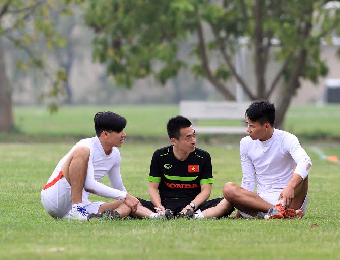 Duy Kh&aacute;nh v&agrave; Tiến Dũng (phải) tr&ograve; chuyện c&ugrave;ng &ocirc;ng