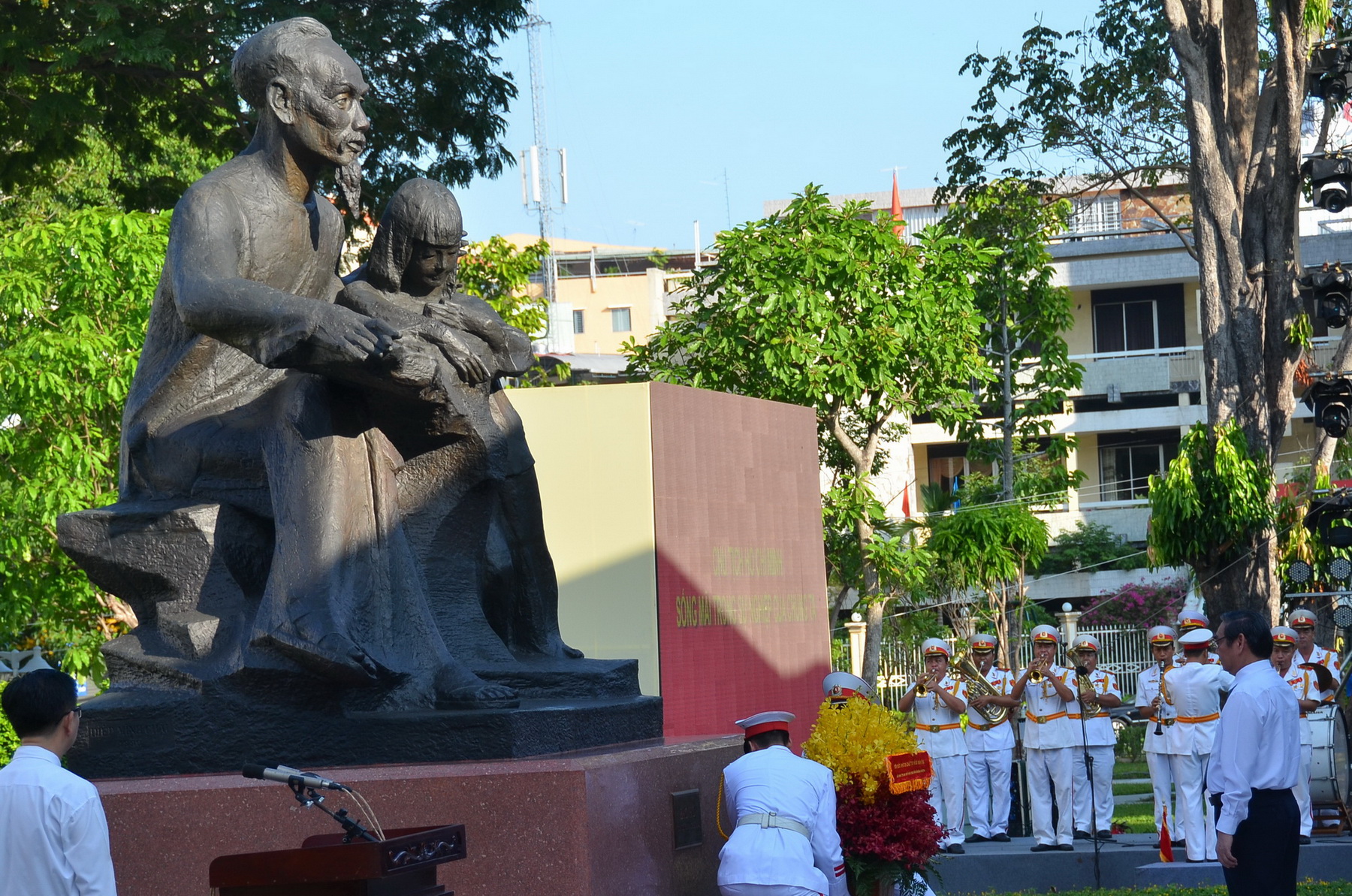&Ocirc;ng L&ecirc; Hồng Anh, Ủy vi&ecirc;n Bộ Ch&iacute;nh trị, Thường trực Ban B&iacute; thư Trung ương Đảng thực hiện nghi lễ d&acirc;ng hoa (ẢNH: TẤN THẠNH)
