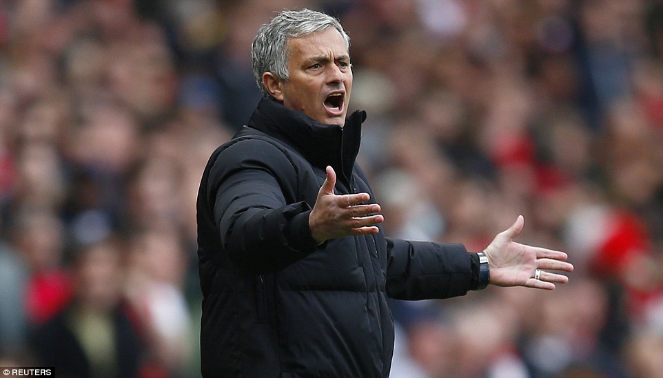 HLV Mourinho bất b&igrave;nh trước quyết định của trọng t&agrave;i