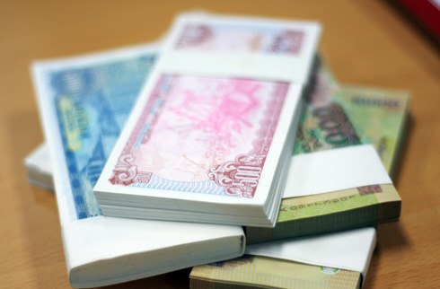 Nhân viên ngân hàng quay cuồng đổi tiền lẻ Tết cho khách