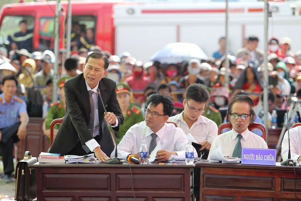 Luật sư L&ecirc; Văn Nam đang b&agrave;o chữa cho bị c&aacute;o Vũ Văn Tiến
