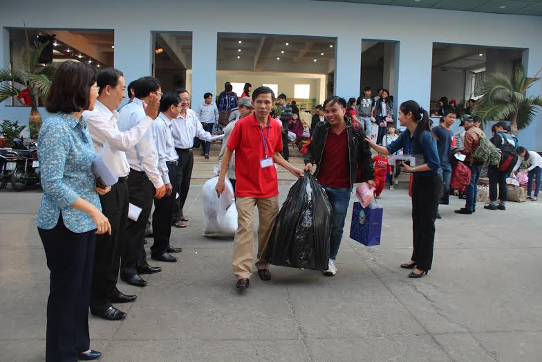 &Ocirc;ng Phạm Văn Hoa (giữa), Ph&oacute; chủ tịch LĐLĐ quận B&igrave;nh Thạnh hỗ trợ c&ocirc;ng nh&acirc;n mang h&agrave;nh l&yacute; ra xe trước l&uacute;c khởi h&agrave;nh