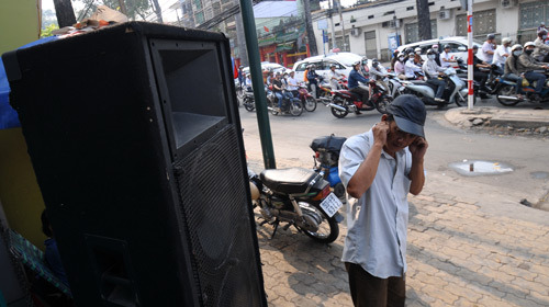 Ai sẽ xử phạt tội khủng bố hàng xóm bằng âm thanh?