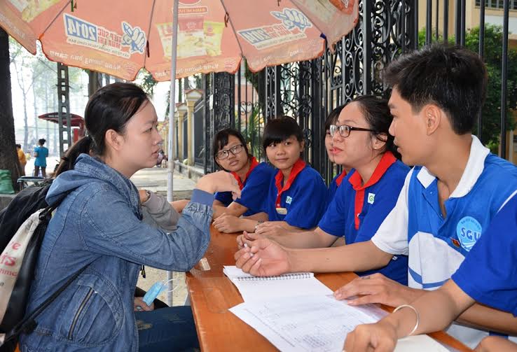 Sinh viên tình nguyện tư vấn cho thí sinh ở cụm thi ĐH Sài Gòn, TP HCM