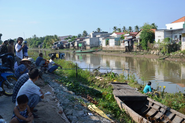 Người d&acirc;n chờ lực lượng cứu hộ vớt thi thể của 3 ch&aacute;u b&eacute;